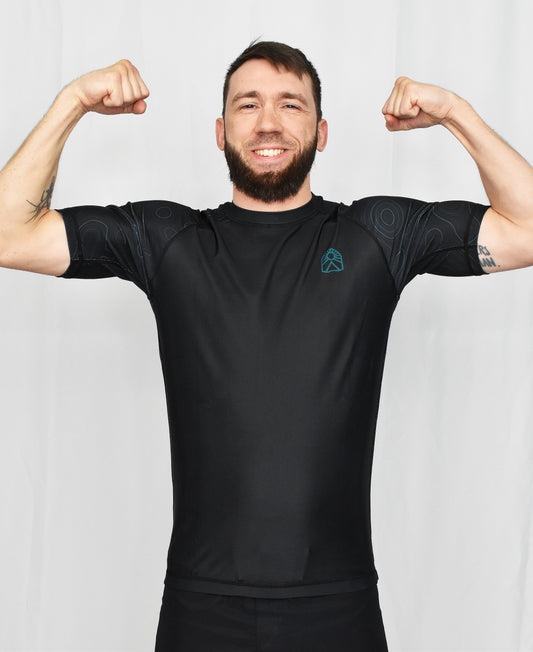 Rashguard manches courtes - Vert, turquoise et noir topographique