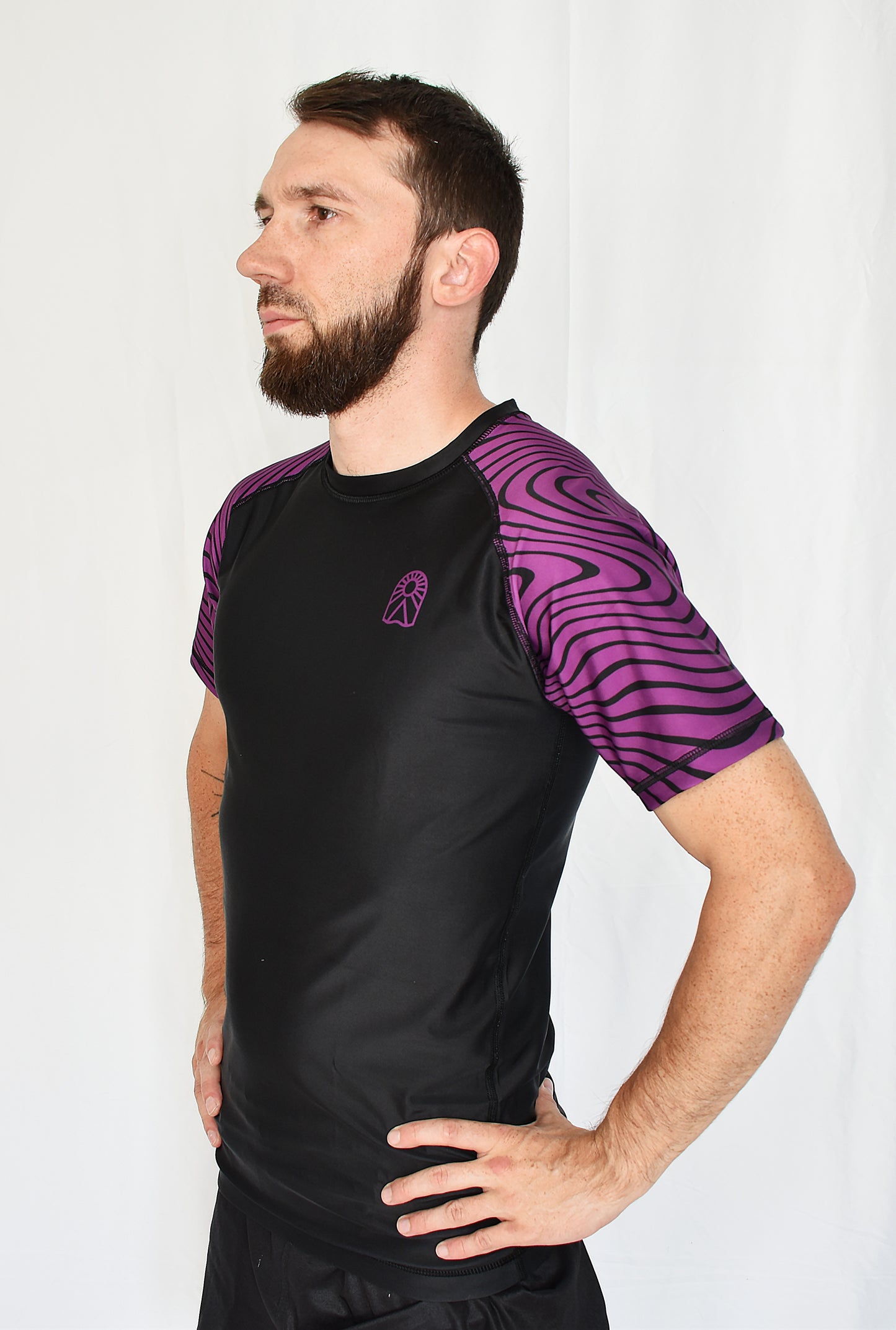 Rashguard manches courtes - Mauve motifs de vagues