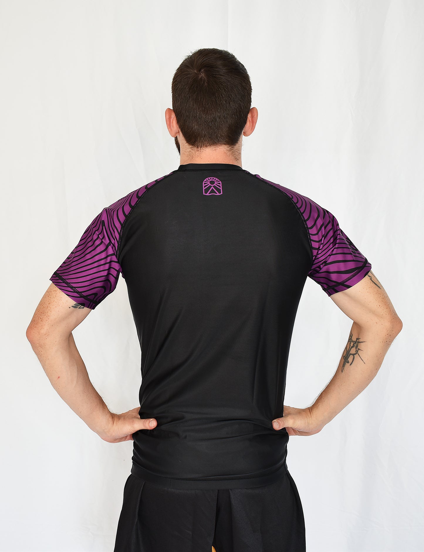 Rashguard manches courtes - Mauve motifs de vagues