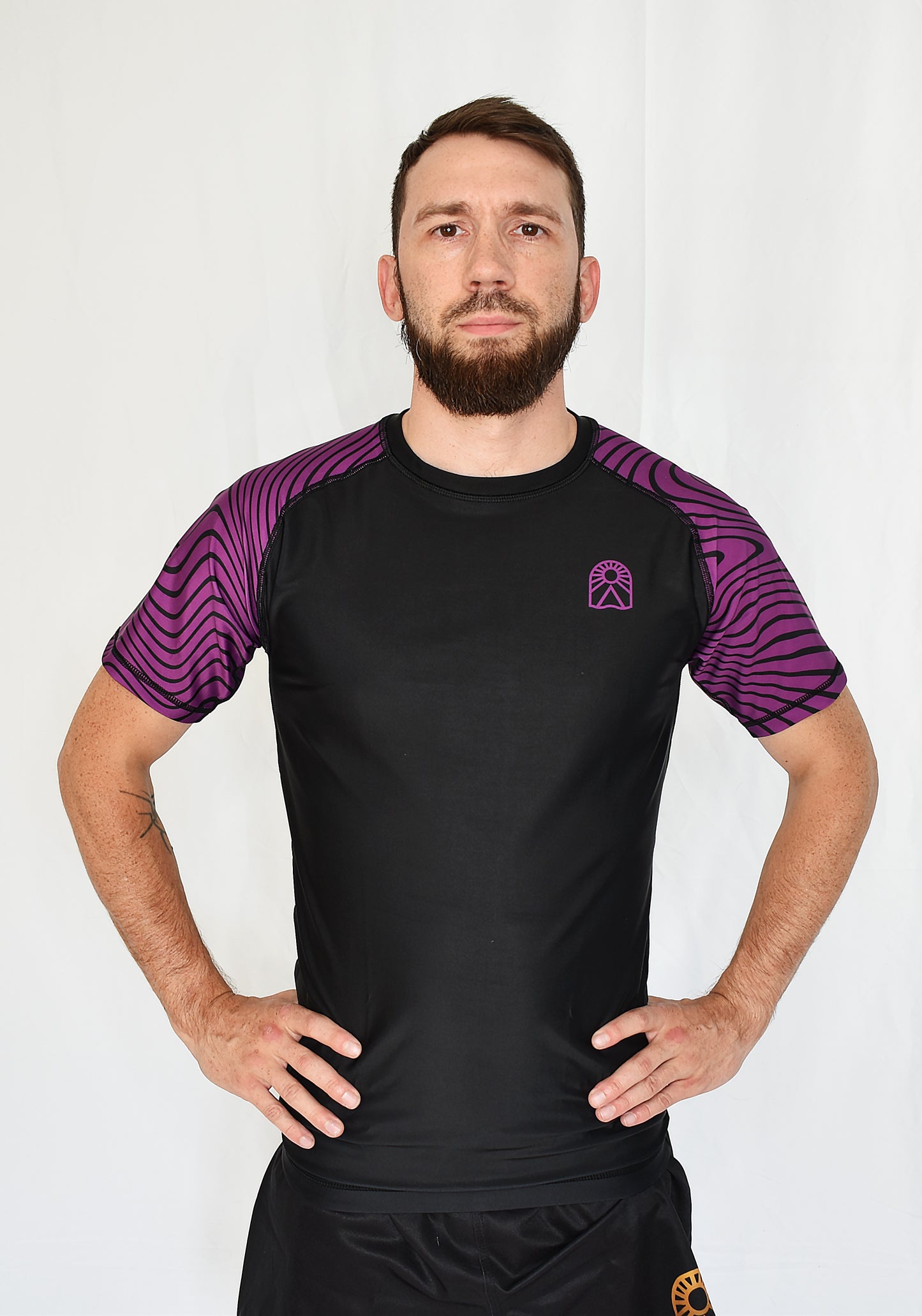 Rashguard manches courtes - Mauve motifs de vagues