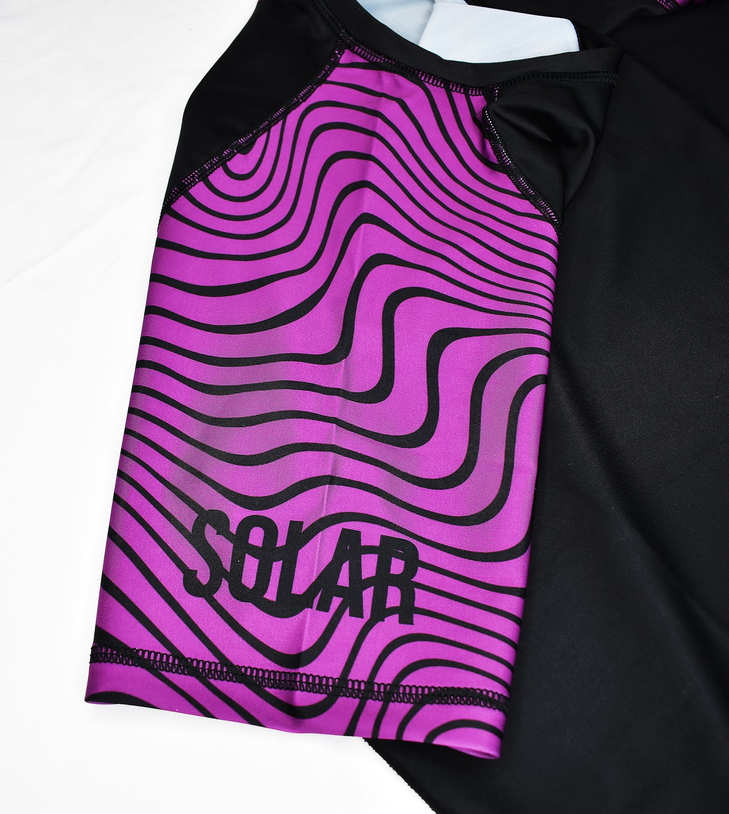 Rashguard manches courtes - Mauve motifs de vagues