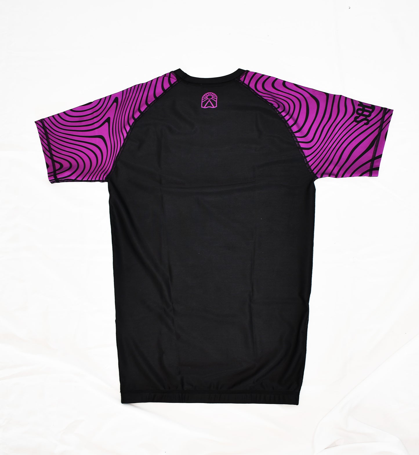 Rashguard manches courtes - Mauve motifs de vagues