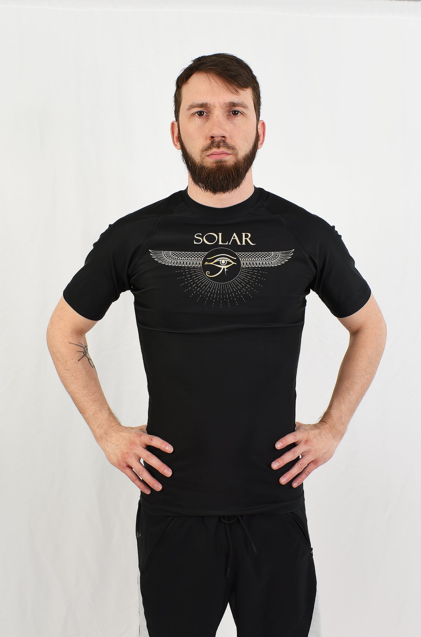 Rashguard manches courtes - "Oeil de Ra" Noir et jaune - Solar