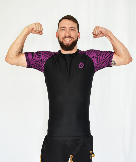 Rashguard manches courtes - Mauve motifs de vagues